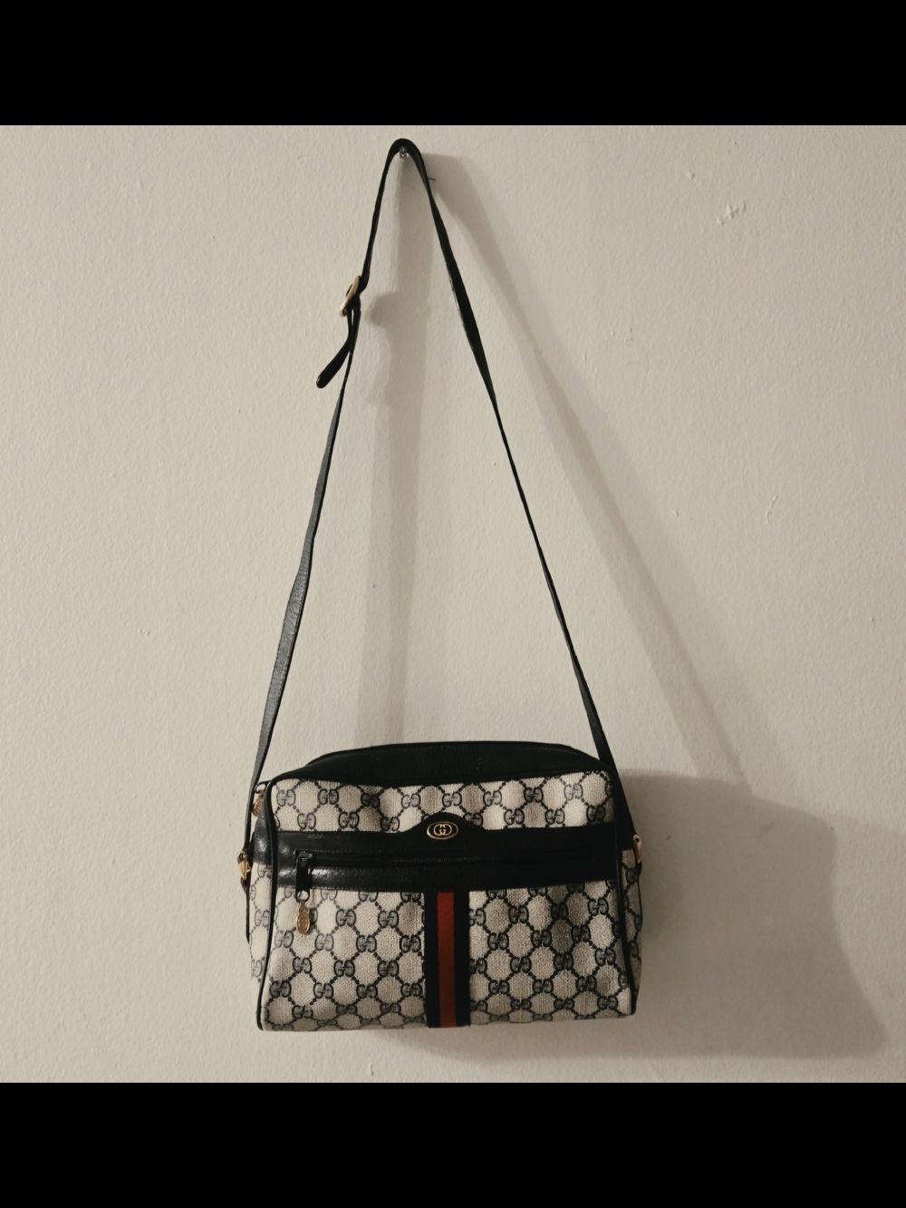 GUCCI Beige and Black Signature Crossbody Bag